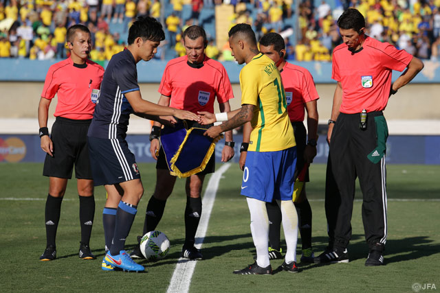 試合前に遠藤 航（浦和）、ネイマールの両キャプテンが握手を交わす【国際親善試合 U-23ブラジルvsU-23日本】
