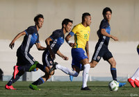 抜群のテクニックとスピードを誇るネイマールに対して複数選手でチェックする日本【国際親善試合 U-23ブラジルvsU-23日本】