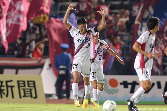 貴重な勝ち越しゴールを決めた岩政 大樹（岡山）【明治安田Ｊ２ 第26節 北九州vs岡山】