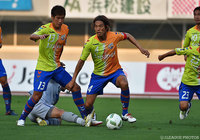 先制点を演出したパク ヒョンジン（長崎 #13）と無失点に貢献した髙杉 亮太（#4）【明治安田Ｊ２ 第26節 長崎vs町田】