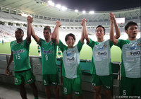 試合後にファン・サポーターと勝利を喜ぶ東京Ｖの選手たち【明治安田Ｊ２ 第26節 東京Ｖvs熊本】