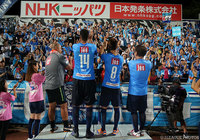 ファン・サポーターと勝利を喜ぶイバ（左）と佐藤 謙介（右）【明治安田Ｊ２ 第26節 横浜FCvs千葉】