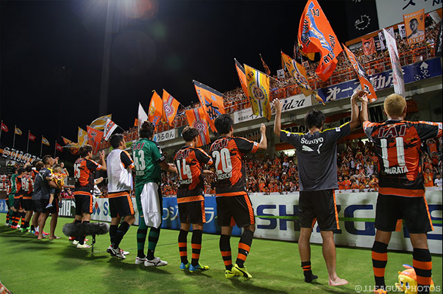 ホームでの快勝をファン・サポーターと喜ぶ清水の選手たち【明治安田Ｊ２ 第26節 清水vs岐阜】
