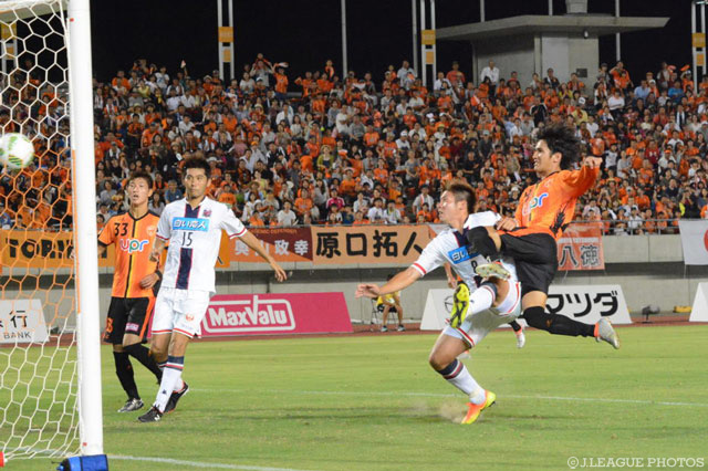 三幸 秀稔の今季2ゴール目で1点差に詰め寄った山口【明治安田Ｊ２ 第26節 山口vs札幌】