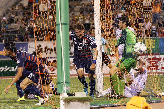 89分に劇的決勝点を押し込んだ林堂 眞（愛媛）【明治安田Ｊ２ 第26節 愛媛vs群馬】