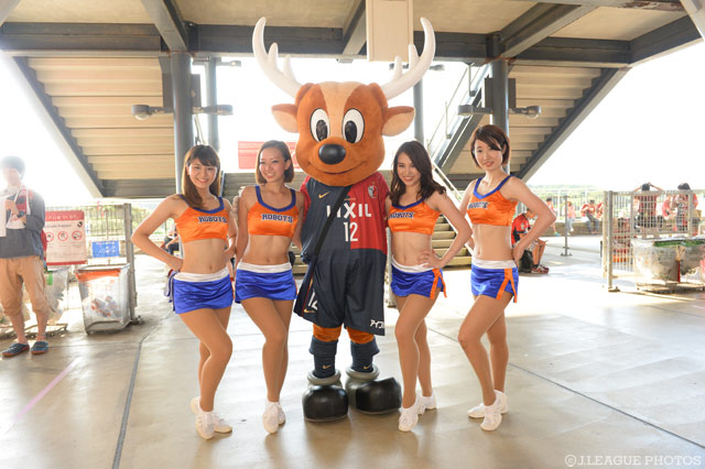 美女たちに囲まれしかおも鼻高々【明治安田Ｊ１ 2nd 第7節 鹿島vs仙台】