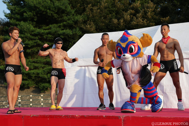 タフガイたちにも負けない肉体美を誇る（？）東京ドロンパ【明治安田Ｊ１ 2nd 第7節 FC東京vs磐田】