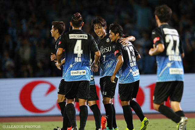 先制点を挙げた大久保 嘉人（川崎Ｆ）をチームメイトが祝福【明治安田Ｊ１ 2nd 第7節 川崎Ｆvs甲府】