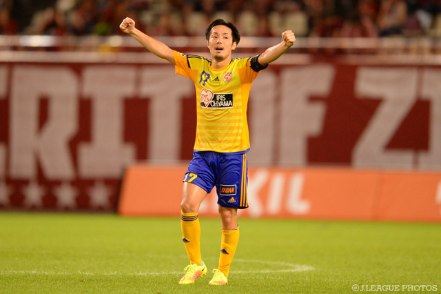 試合終了のホイッスルが鳴り、ガッツポーズを見せる富田 晋伍（仙台） 【明治安田Ｊ１ 2nd 第7節 鹿島vs仙台】
