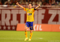 試合終了のホイッスルが鳴り、ガッツポーズを見せる富田 晋伍（仙台） 【明治安田Ｊ１ 2nd 第7節 鹿島vs仙台】