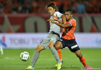 競り合うマテウス（大宮）と為田 大貴（福岡）【明治安田Ｊ１ 2nd 第7節 大宮vs福岡】