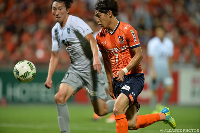 力強いドリブルで攻め上がる江坂 任（大宮）【明治安田Ｊ１ 2nd 第7節 大宮vs福岡】