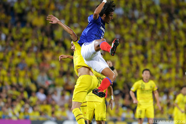 激しい競り合いを見せるディエゴ オリヴェイラ（柏）と中澤 佑二（横浜FM）【明治安田Ｊ１ 2nd 第7節 柏vs横浜FM】