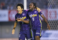 広島の先制点を決めたピーター ウタカ（右）と追加点を挙げた宮吉 拓実【明治安田Ｊ１ 2nd 第7節 広島vs名古屋】