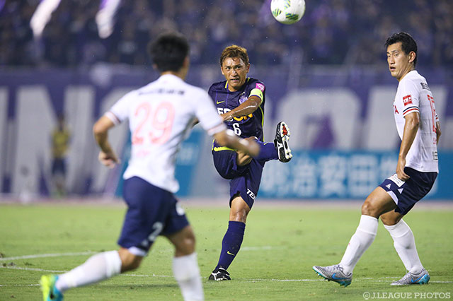 正確無比なロングパスで先制点を演出した青山 敏弘（広島）【明治安田Ｊ１ 2nd 第7節 広島vs名古屋】