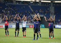 ホームでの劇的勝利をファン・サポーターと喜ぶＧ大阪の選手達【明治安田Ｊ１ 2nd 第7節 Ｇ大阪vs鳥栖】