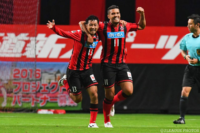 札幌のＪ２ホーム通算450得点目となる先制点を決めた内村 圭宏（#13）【明治安田Ｊ２ 第27節 札幌vs清水】