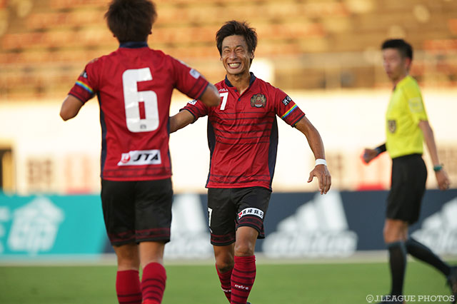 得点ランキングトップタイとなる今季9点目をPKで決めた田中 恵太（琉球7）【明治安田Ｊ３ 第20節 Ｇ大23vs琉球】