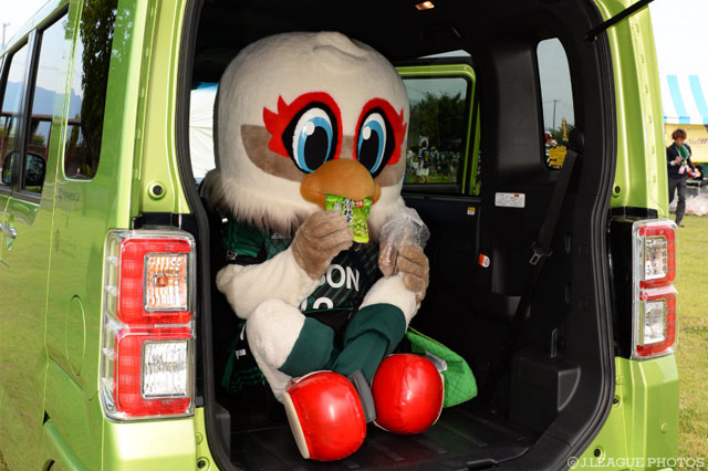 車の中でお菓子をほお張るガンズくん【明治安田Ｊ２ 第27節 松本vs水戸】