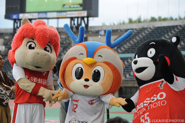 ロアッソくん、ヴィヴィくん、くまモンの微笑ましい3ショット！【明治安田Ｊ２ 第27節 熊本vs長崎】