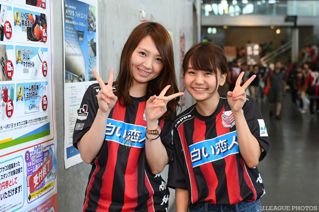 にっこりピースサインの札幌女子サポーター【明治安田Ｊ２ 第27節 札幌vs清水】