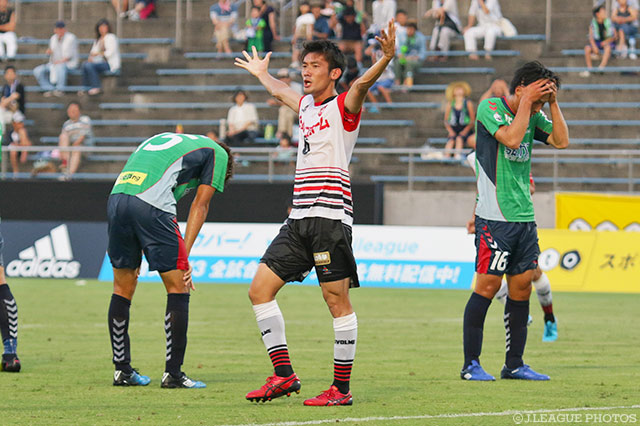 試合終了間際に執念の同点ヘッドを決めた牛之濵 拓（盛岡）【明治安田Ｊ３ 第20節 鳥取vs盛岡】