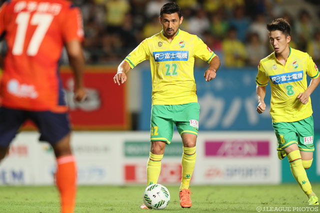 鋭いシュートでゴールを脅かしたアランダ（千葉）【明治安田Ｊ２ 第27節 千葉vs愛媛】