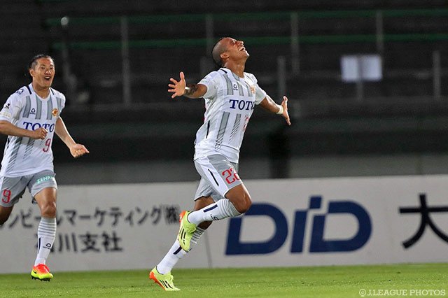 加入後初ゴールとなる同点弾を決めたロドリゴ（北九州）【明治安田Ｊ２ 第27節 金沢vs北九州】