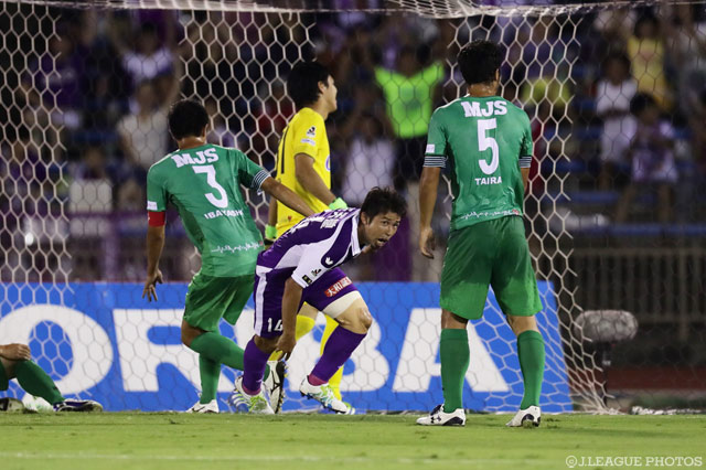 今季5点目のゴールを頭で決めた山瀬 功治（京都）【明治安田Ｊ２ 第27節 京都vs東京Ｖ】