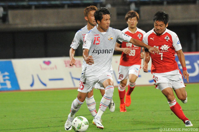 シュートのこぼれ球を押し込み、先制点を決めた岸田 翔平（長崎）【明治安田Ｊ２ 第27節 熊本vs長崎】