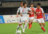 シュートのこぼれ球を押し込み、先制点を決めた岸田 翔平（長崎）【明治安田Ｊ２ 第27節 熊本vs長崎】