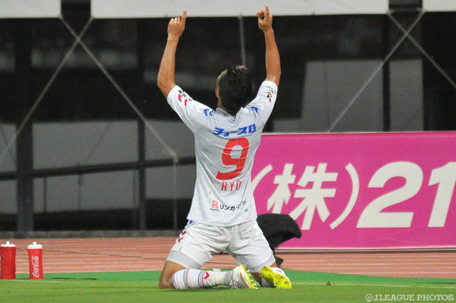 得点ランキングトップタイとなる追加点を決めた永井 龍（長崎）【明治安田Ｊ２ 第27節 熊本vs長崎】