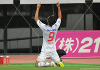 得点ランキングトップタイとなる追加点を決めた永井 龍（長崎）【明治安田Ｊ２ 第27節 熊本vs長崎】