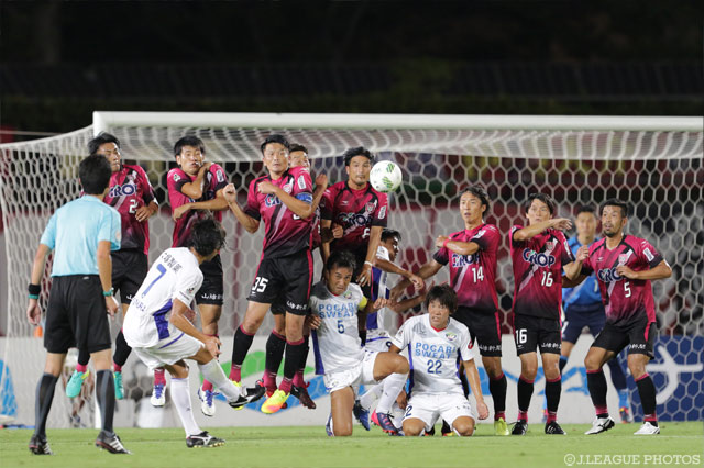 直接FKでゴールを狙う木村 祐志（徳島）【明治安田Ｊ２ 第27節 岡山vs徳島】