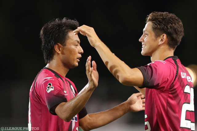 岡山加入後初出場を果たした酒井 宣福（右）【明治安田Ｊ２ 第27節 岡山vs徳島】