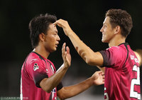 岡山加入後初出場を果たした酒井 宣福（右）【明治安田Ｊ２ 第27節 岡山vs徳島】