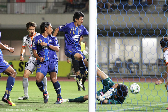 CKのこぼれ球を連続で決め、2点リードをもたらした中村 祐也（町田）【明治安田Ｊ２ 第27節 町田vs山口】