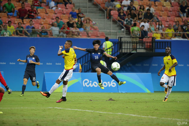 逆転を狙い、右サイドからシュート性のクロスを送る南野 拓実（ザルツブルク）【リオ五輪 グループステージ 第2節 U-23日本vsU-23コロンビア】