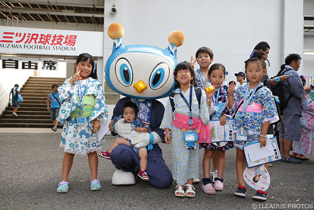 浴衣姿のちびっ子とフリ丸が記念撮影！【明治安田Ｊ２ 第28節 横浜FCvs札幌】