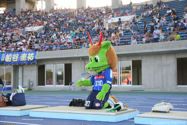 ピッチレベルで試合観戦！畳が持ち帰れるエキサイティング畳シート【明治安田Ｊ２ 第28節 水戸vs熊本】