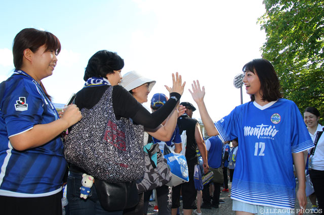 サトミキが来場したファン・サポーターとハイタッチ！【明治安田Ｊ２ 第28節 山形vs京都】