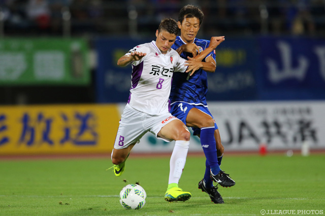 競り合う松岡 亮輔（山形）とアンドレイ（京都）【明治安田Ｊ２ 第28節 山形vs京都】