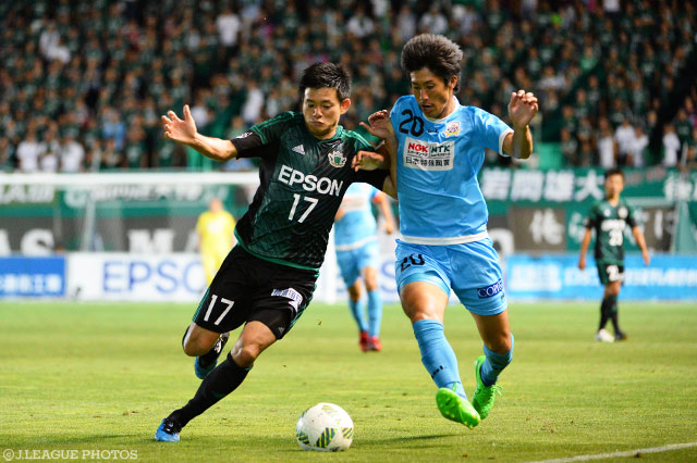 ライン際の攻防を繰り広げる飯尾 竜太朗（松本）と鈴木 潤（岐阜）【明治安田Ｊ２ 第28節 松本vs岐阜】