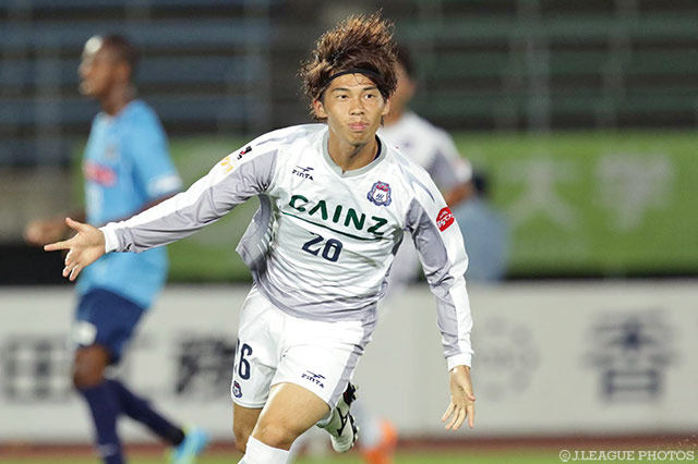 狙い澄ました一撃で再び2点差とした瀬川 祐輔（群馬）【明治安田Ｊ２ 第28節 讃岐vs群馬】