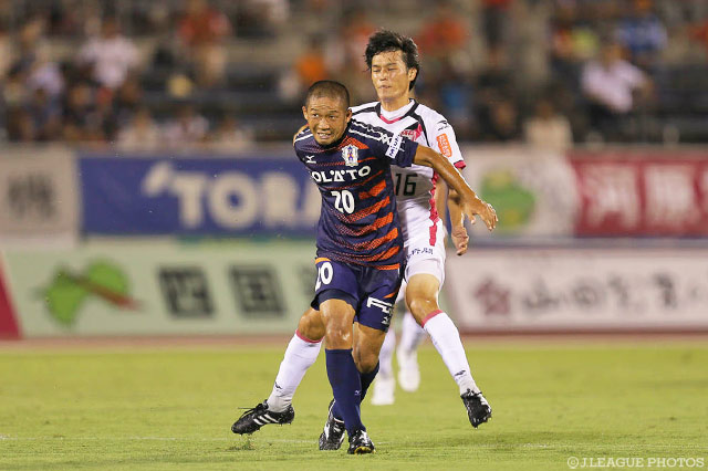 ポスト直撃の惜しいシュートを放った河原 和寿（愛媛）【明治安田Ｊ２ 第28節 愛媛vs岡山】