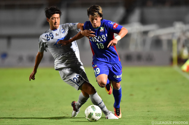 激しい競り合いを見せる内田 裕斗（徳島）と森村 昂太（町田）【明治安田Ｊ２ 第28節 徳島vs町田】