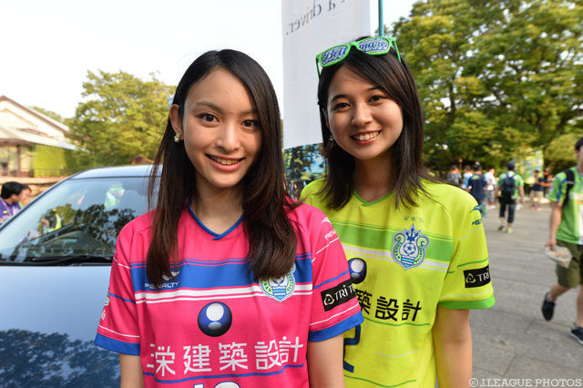 ピンクと緑のコントラストが映えるベルマーレクイーン【明治安田Ｊ１ 2nd 第8節 湘南vs広島】