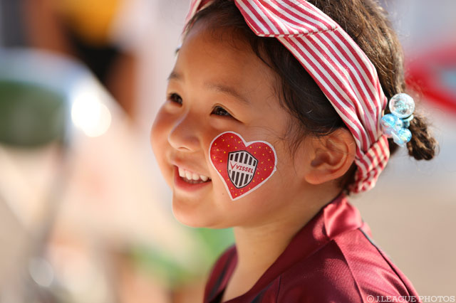 フェイスペイントがかわいらしい神戸の女の子サポーター【明治安田Ｊ１ 2nd 第8節 神戸vsFC東京】