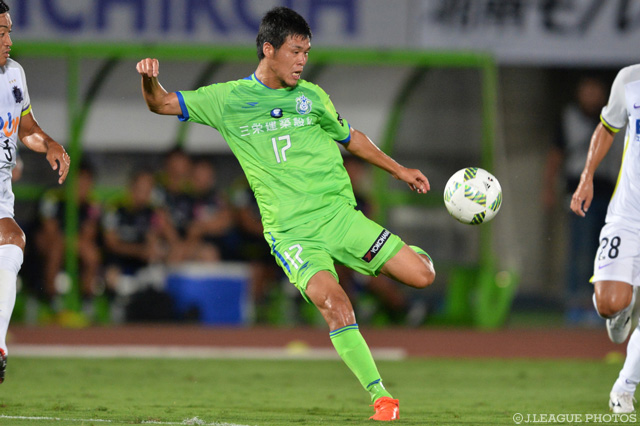 得意の左足で豪快な先制ゴールを決めた端戸 仁（湘南）【明治安田Ｊ１ 2nd 第8節 湘南vs広島】