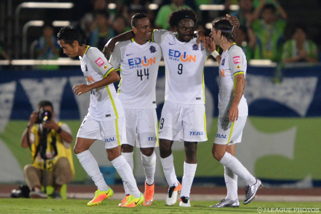 ピーター ウタカ（#9）の今季17得点目で同点に追いついた広島【明治安田Ｊ１ 2nd 第8節 湘南vs広島】